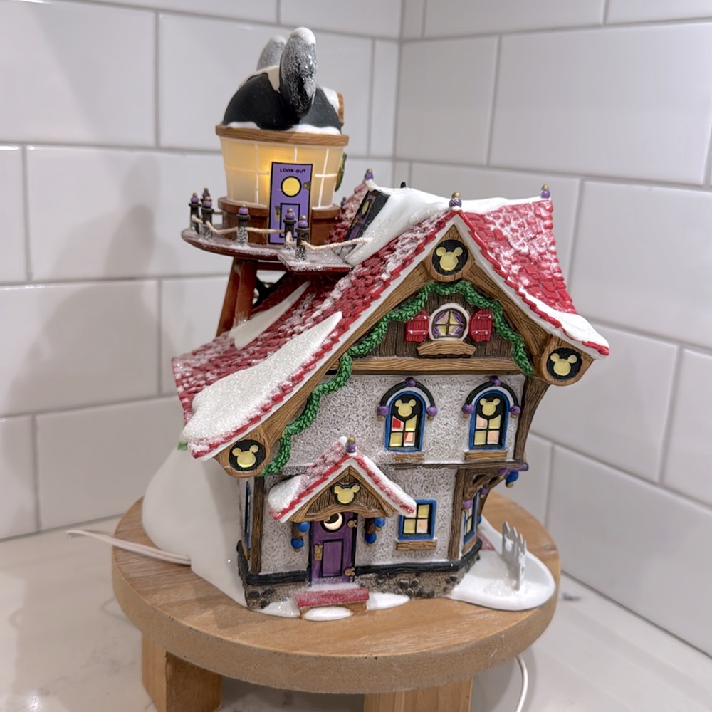 ❤️🎄❤️ Dept 56 | Mickey’s North Pole Holiday House | North Pole Series ❤️🎄❤️ - Picture 5 of 14
